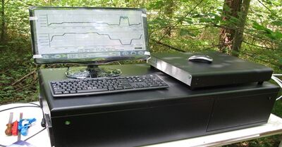 Auf dem Bild ist ein Laserspektrometer zu sehen, dass die Isotopenzusammensetzung von Wasser in einem Waldboden zeigt.