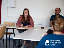 In einer Gruppendiskussion sprechen Studierende und Lehrende darüber, was bereits gut in der Lehre funktioniert und wo noch Bedarf ist. Foto: TH Lübeck 