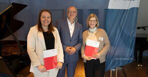 Auf dem Bild sind drei Personen zu sehen. In der Mitte steht der Vizepräsident der TH Lübeck Jochen Abke, links von ihm eine Stipendiatin und rechts die Förderin.