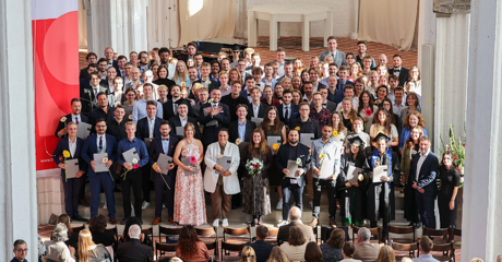 Großes Gruppenfoto der Graduierenden der TH Lübeck mit Urkunden und Blumen