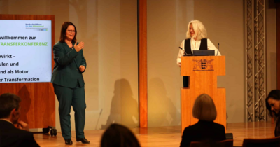Zwei Sprecherinnen auf der Transferkonferenz der Hochschulallianz.
