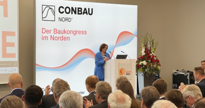 Eine Frau vor einem Rednerpult
