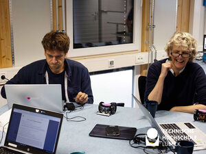 Die Lehrkräfte der teilnehmenden Lübecker Schulen bilden sich bei einem Workshop der FH Kiel und der TH Lübeck weiter, um ihren Schüler*innen bei der Programmierung der Robo-ter helfen zu können.