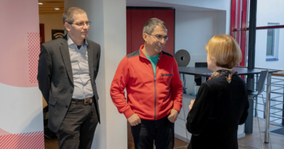 Gesprächssituation: Zwei Männer unterhalten sich mit einer Frau.