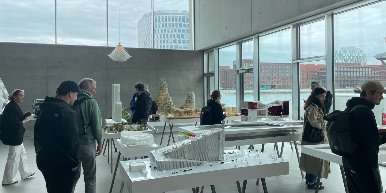 Exkursion Discover Denmark Studierende gucken sich in einer großen Halle Ausstellungsobjekte an