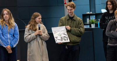 Studierende präsentieren Stadtplanungsprojekt der TH Lübeck mit Karte und Mikrofon