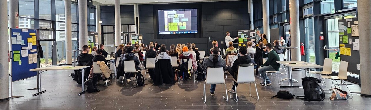 Studierende bei einer Präsentation im Bauforum der TH Lübeck