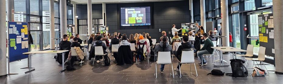 Studierende bei einer Präsentation im Bauforum der TH Lübeck
