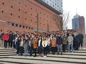 Chinesische Studierende mit ihren Chinabuddies auf einer Exkursion nach Hamburg. Foto: Bünning