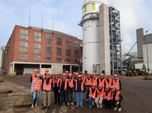 Exkursion der TH Lübeck zur Zuckerfabrik in Uelzen am 12. November 2024 Studierende der TH Lübeck vor der Zuckerfabrik in Uelzen während einer Exkursion am 12. November 2024.