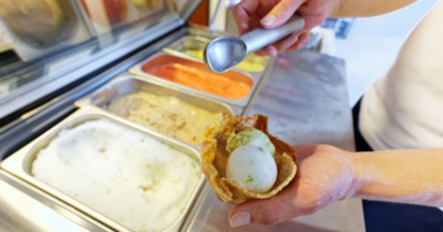 Eine Eistheke mit verschiedenen Sorten 
