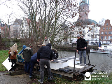 Vor historischer Kulisse, aber miesem Wetter – TH-Studierenden bauen ihre Modelle auf. Foto: TH Lübeck
