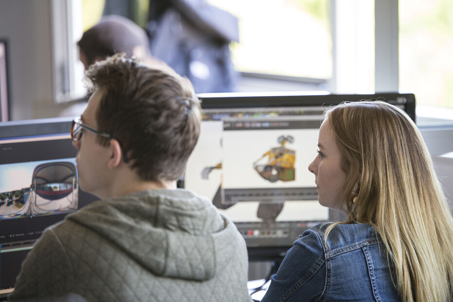 Studierende sitzen vor Rechnern und schauen sich 3D Objekte an. 