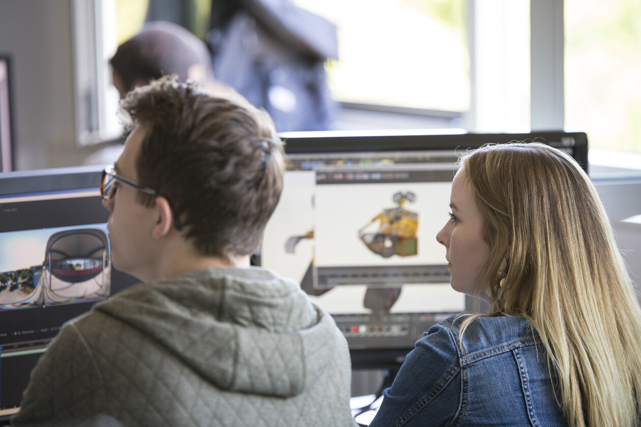 Studierende sitzen vor Rechnern und schauen sich 3D Objekte an.