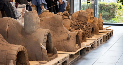 Selbstgebaute Lehmöfen von Studierenden der TH Lübeck, Reihe auf Paletten