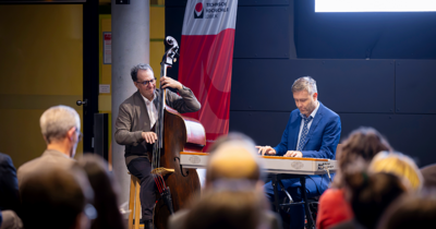 Zwei Männer spielen Kontrabass und E-Piano