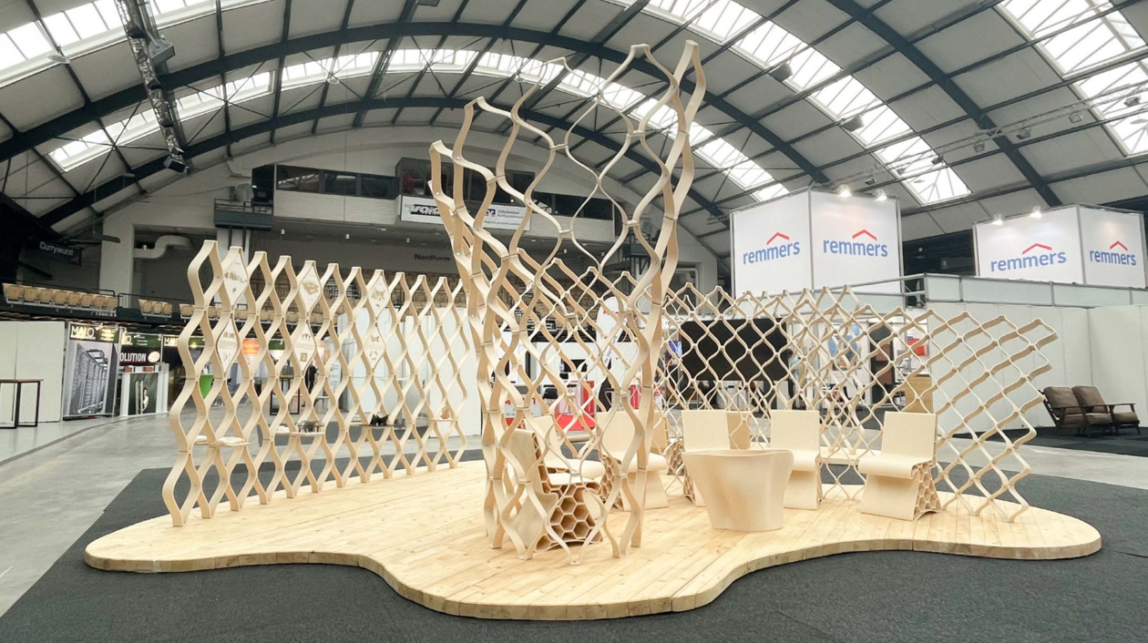 Konzeptpavillon aus Holz Ausstellungsstand mit organisch geformten Holzelementen und Sitzmöbeln auf einer Messe.