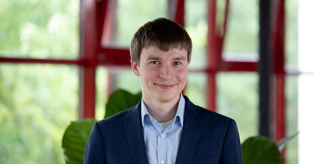 Professor Sebastian Hobert lächelt in die Kamera.