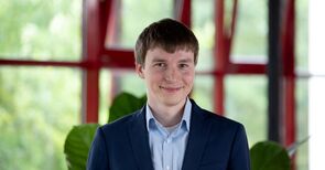 Professor Sebastian Hobert lächelt in die Kamera.