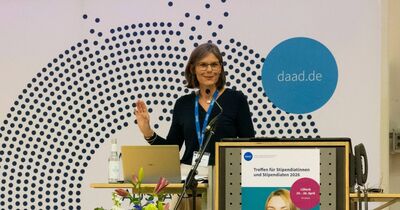 Dr. Muriel Helbig steht am Rednerpult des Audimax.