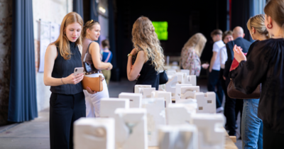 Person macht Fotos von Ausstellungsstücken 
