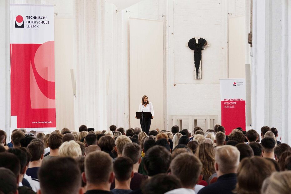 Präsidentin Muriel Helbig begrüßt am Rednerpult die neuen Studierenden zur Erstsemesterbegrüßung der TH Lübeck