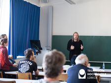 Andreas Schrader, Professor für Ambient Computing am Institut für Telematik an der UzL, erklärt, was an hybrider Lehre alles möglich ist. Foto: TH Lübeck 