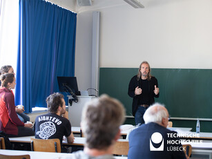 Andreas Schrader, Professor für Ambient Computing am Institut für Telematik an der UzL, erklärt, was an hybrider Lehre alles möglich ist. Foto: TH Lübeck Andreas Schrader, Professor für Ambient Computing am Institut für Telematik an der UzL, erklärt, was an hybrider Lehre alles möglich ist. Foto: TH Lübeck
