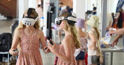 th_luebeck_juniorcampus_vr Zwei Mädchen erkunden mit VR-Brillen des UKSH eine virtuelle Welt