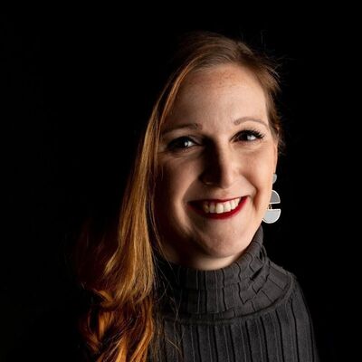 Porträt einer Frau mit dunklem Hintergrund