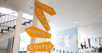 Orientierungsschilder auf denen zum Beispiel "Seminarräume" oder Kaffee steht