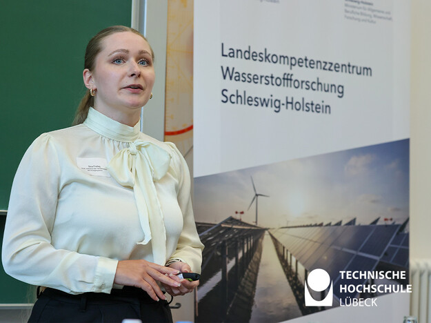 Rechtliche und wirtschaftliche Rahmenbedingungen für Wasserstoff Eine von zwei Forscherin spricht zu Teilnehmenden