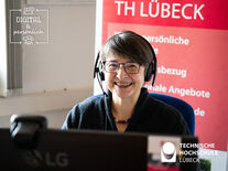 Die Studienstart-Café Betreiberin Karena Landes: „Gern geben wir Antworten und Tipps, damit der Studienstart und der Start in einen neuen und wichtigen Lebensabschnitt gelingen.“ Foto: TH Lübeck 