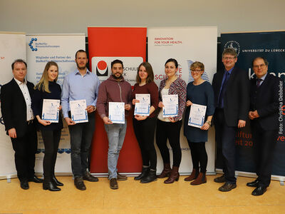 Ausgezeichnete auf der Studierendentagung 2018 (v.l.: Prof. Thorsten Buzug, Katharina Rewerts, Michael Münst, David Laule, Johanna Sprenger, Paula Enzian, Madita Göb, Prof. Heinz Handels, Prof. Stephan Klein. Foto: Christina Debbeler