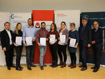 Ausgezeichnete auf der Studierendentagung 2018 (v.l.: Prof. Thorsten Buzug, Katharina Rewerts, Michael Münst, David Laule, Johanna Sprenger, Paula Enzian, Madita Göb, Prof. Heinz Handels, Prof. Stephan Klein. Foto: Christina Debbeler