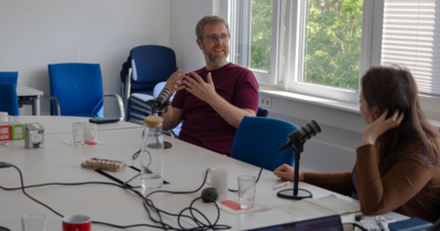 Ein Mann und eine Frau im Podcastgespräch 