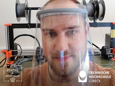 Laboringenieur Felix Harden mit einem eigengefertigten „Face Shield“. Foto: F. Harden