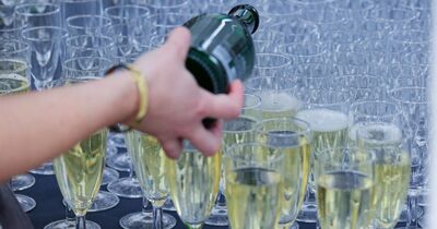 Sekt wird in dafür bereitgestellte Sektgläser gefüllt.