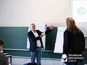 Prof. Jochen Abke leitet in Track 2 ein - das Lübeck Health Skills Lab. Foto: TH Lübeck