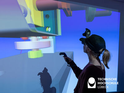 Eine Frau mit 3D Brille und einem Gimmik in der Hand