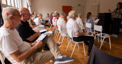 Musikworkshop, Leute sitzen auf Stühlen 