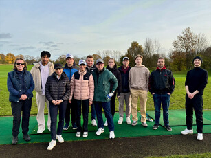 Golf-Schnupperkurs der TH Lübeck – Sportliche Abwechslung bei der Projektwoche 2024 Studierende der TH Lübeck beim Golf-Schnupperkurs auf einem Golfplatz während der Projektwoche 2024.