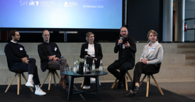 Gruppe von 5 Personen in einer Podiumsdiskussion