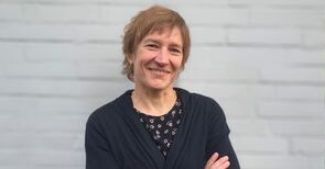 Britta Leonhard lächelt auf dem Foto in die Kamera. Die ehemalige Marketinginformatik-Studentin der TH Lübeck wurde für ihre Abschlussarbeit über Diversity Bots ausgezeichnet.