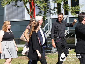 Bei einem Campus-Rundgang zeigen der Vizepräsident Schwartze und die Präsidentin MdB Rix unter anderem das Bauforum. Foto: TH Lübeck