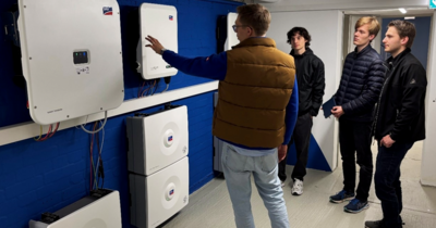 4 Menschen vor technischen Geräten