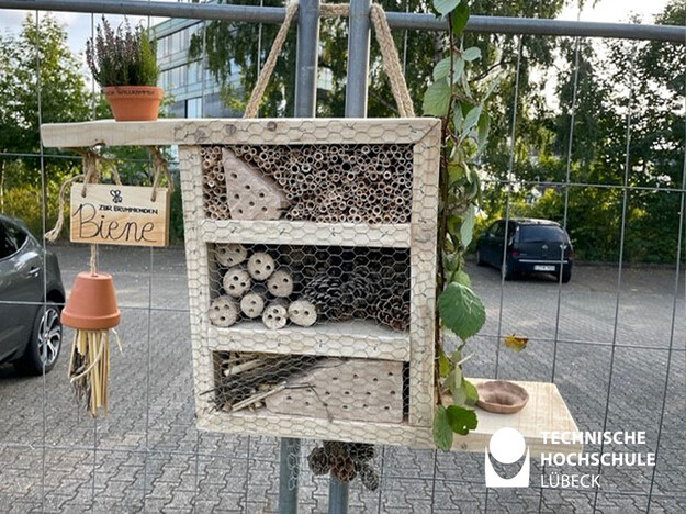 Das Bild zeigt ein vier Insektenhotel mit mehreren Ebenen übereinander