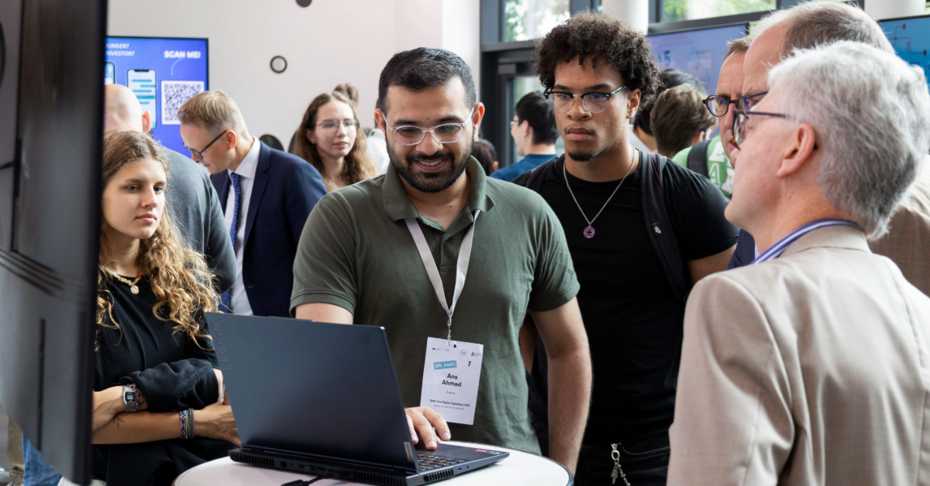 Menschen zeigen anderen auf dem Computer etwas 
