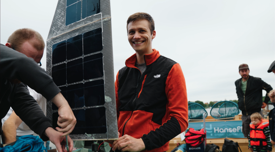 Zukunftsorientierte Projekte für nachhaltige Technologien an der TH Lübeck Student der TH Lübeck arbeitet an nachhaltigem Solarmodul-Projekt im Freien