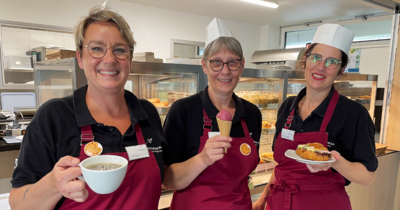 Drei Frauen lächeln in die Kamera 